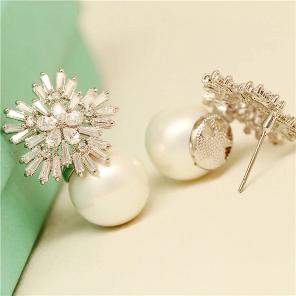 - NEW- Snowflake Crystal Earrings.